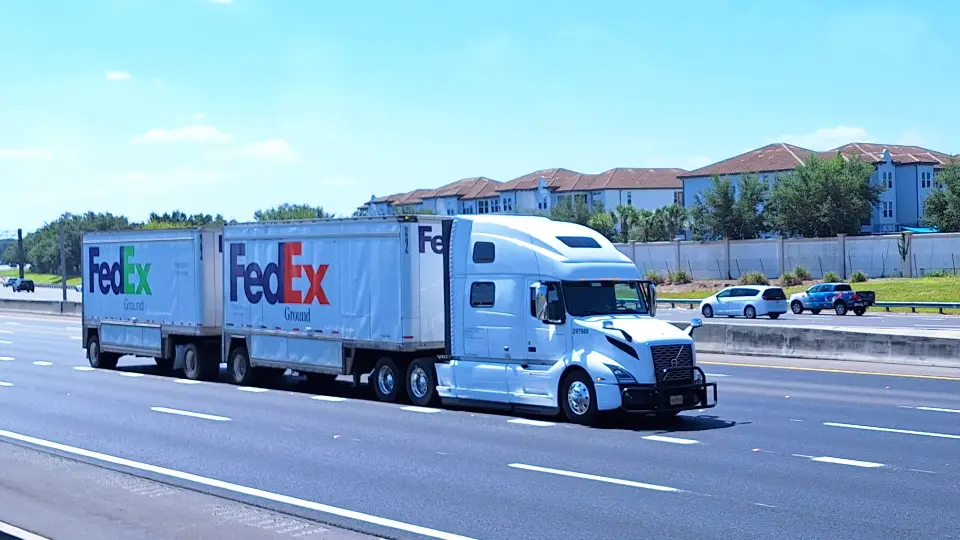 FedEx truck driving on a highway in a Traffic Heaven highway ambience video
